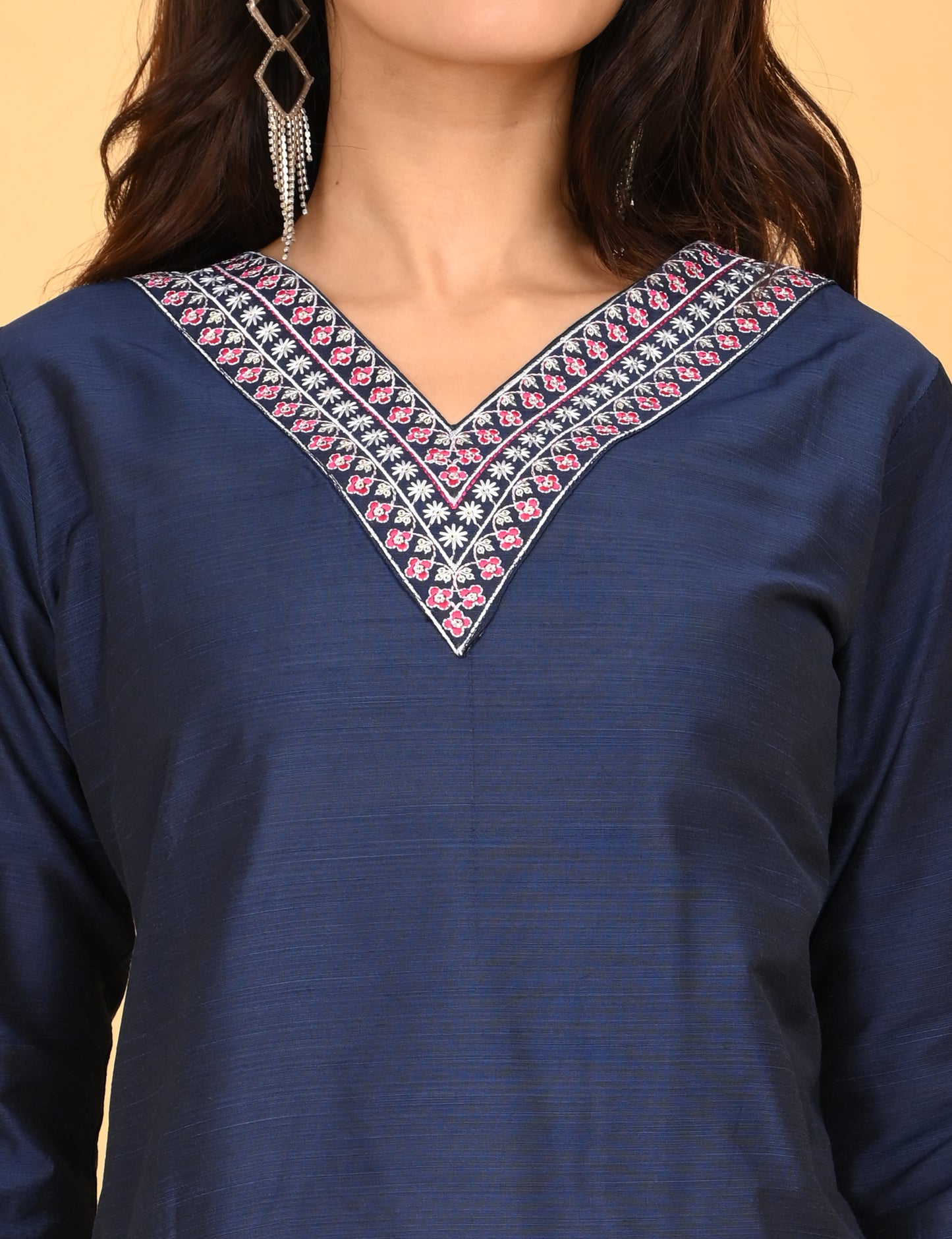 ONVIEW | 1086 | V NECK EMBROIDERY.