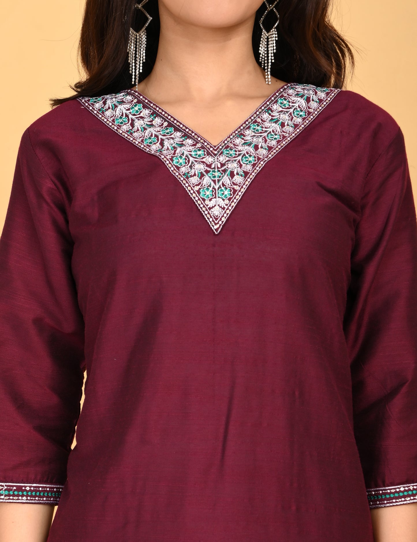 ONVIEW | 1090 | V NECK EMBROIDERY.