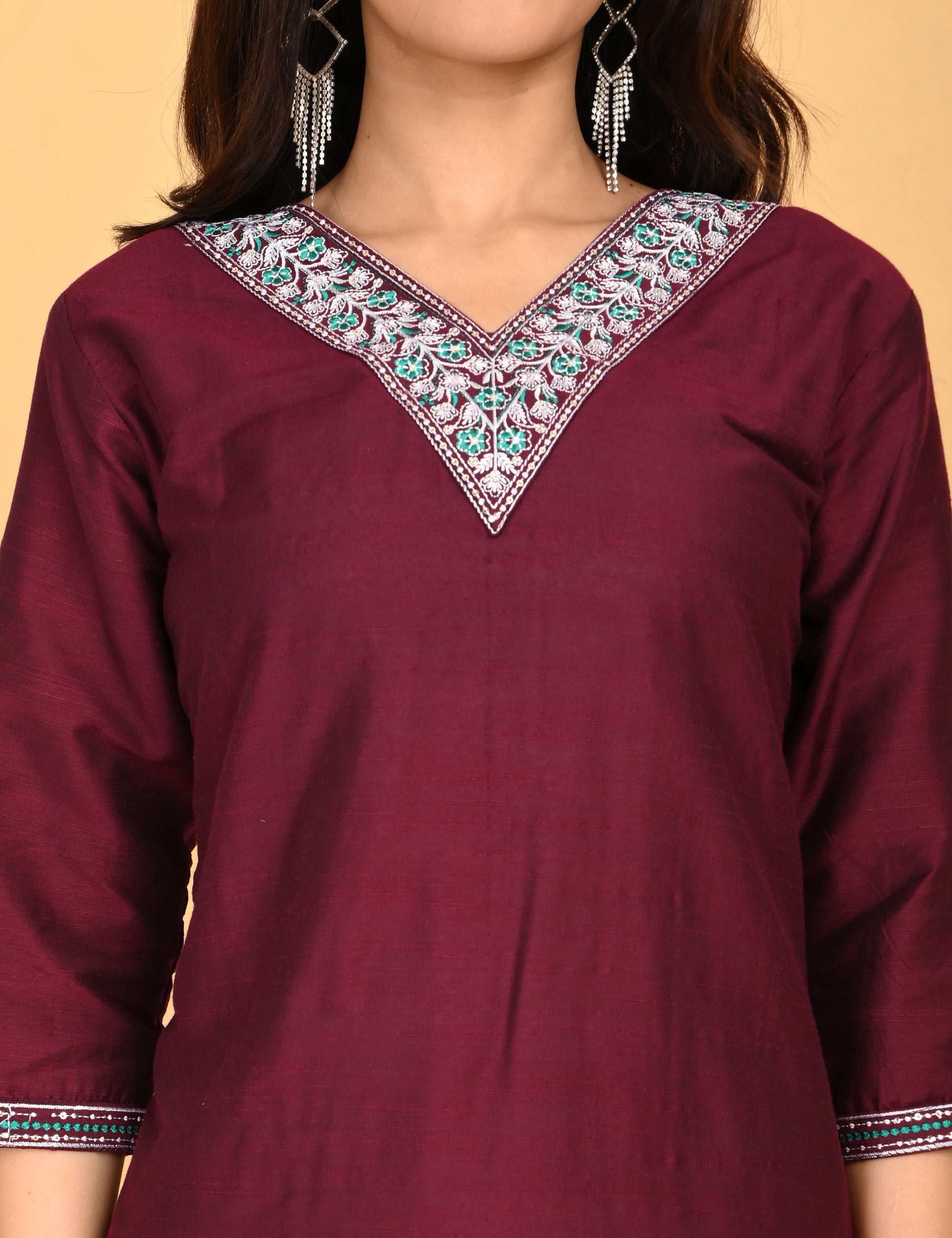 ONVIEW | 1090 | V NECK EMBROIDERY.