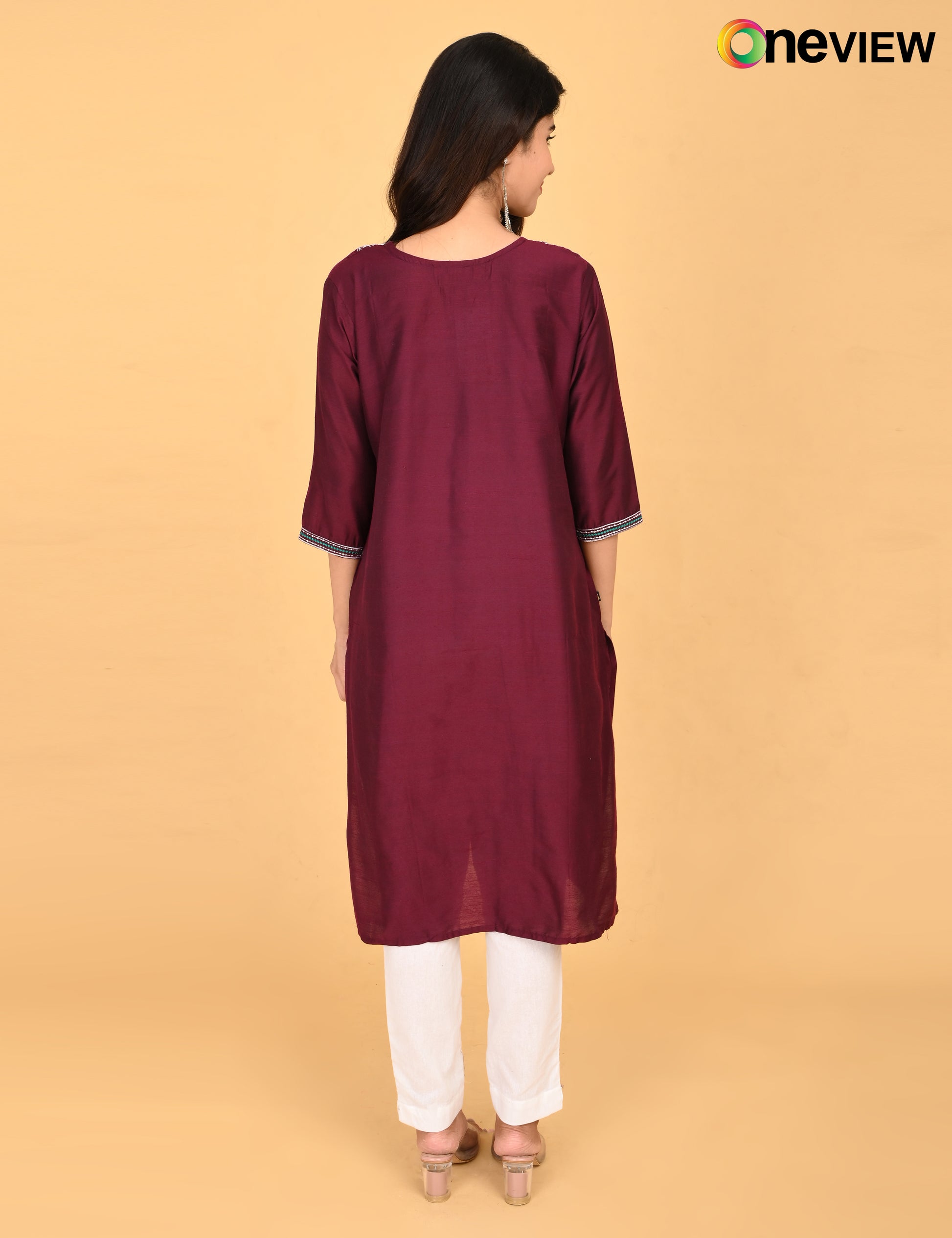 ONVIEW | 1090 | V NECK EMBROIDERY.
