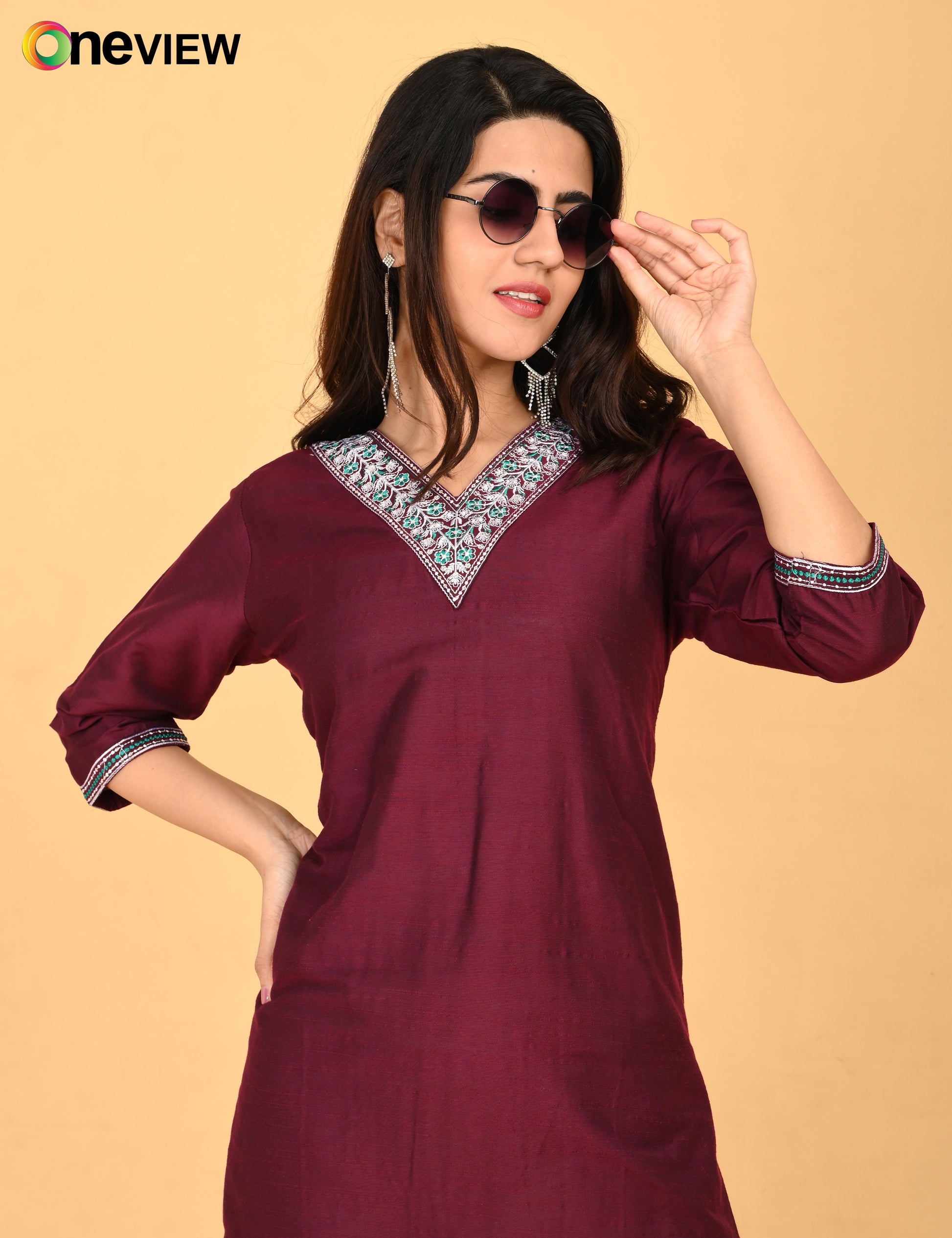 ONVIEW | 1090 | V NECK EMBROIDERY.