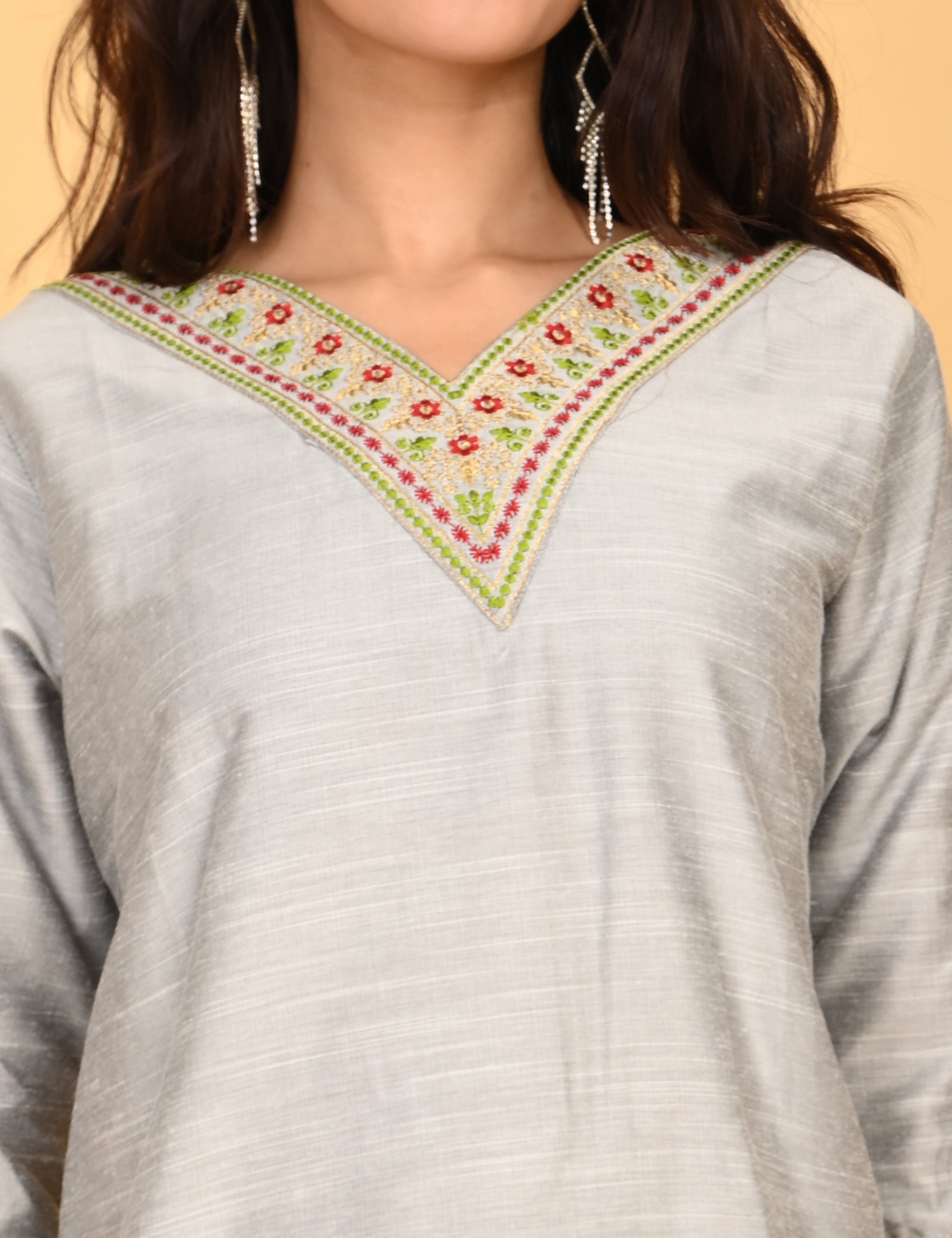 ONVIEW | 1123 | V NECK EMBROIDERY.