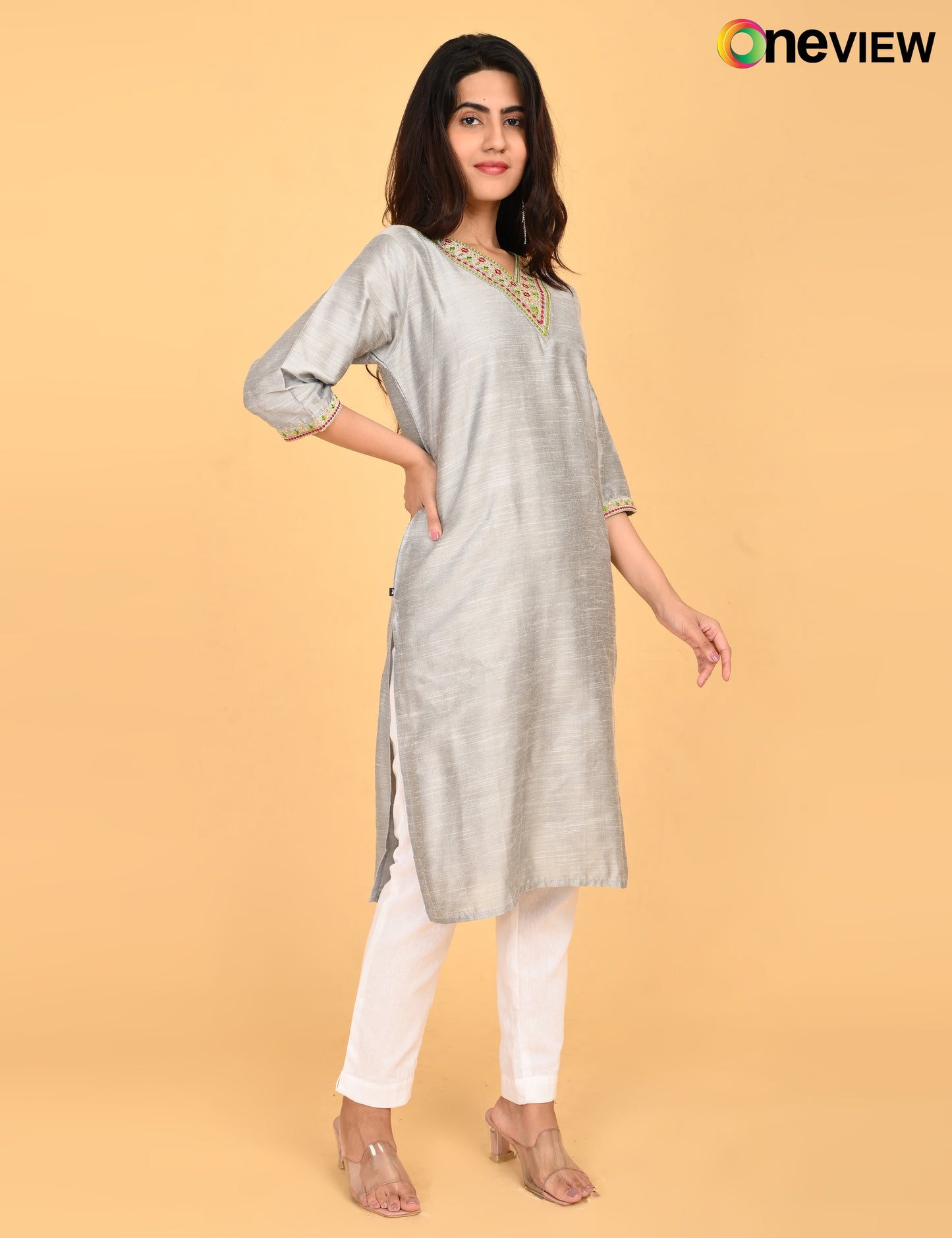 ONVIEW | 1123 | V NECK EMBROIDERY.