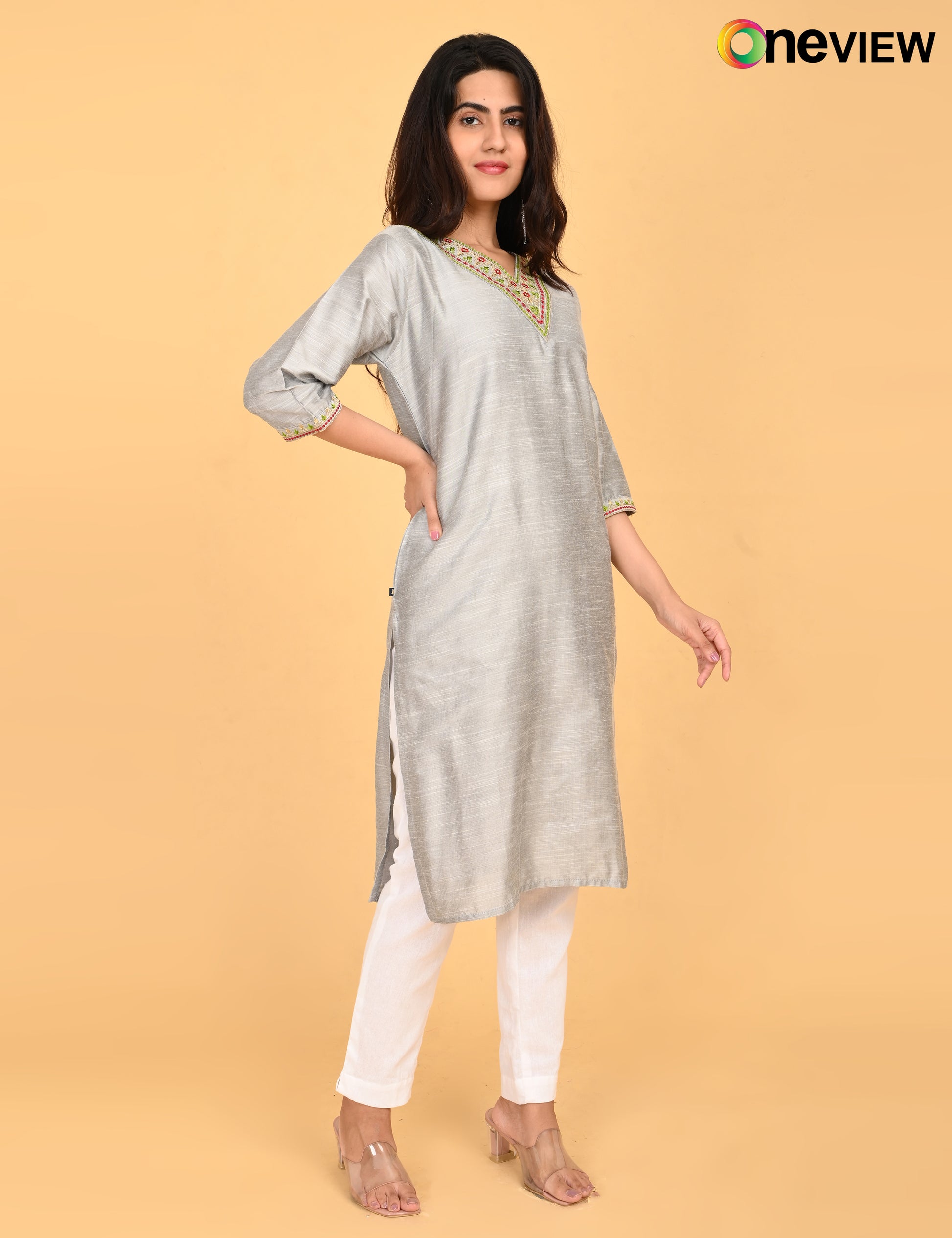 ONVIEW | 1123 | V NECK EMBROIDERY.
